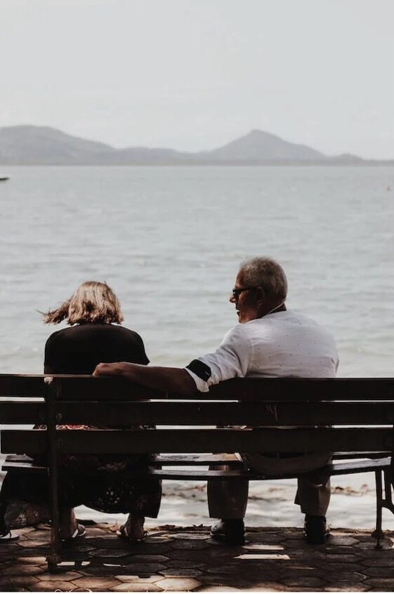 un couple de dos discute sur banc